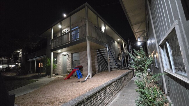 Building Photo - Lovely 2 bedroom apartment in Balcones Heights