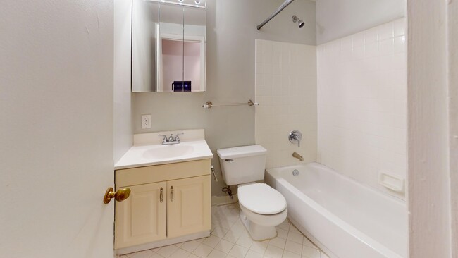 Building Photo - Capitol Hill Studio Apartment for Rent! Av...