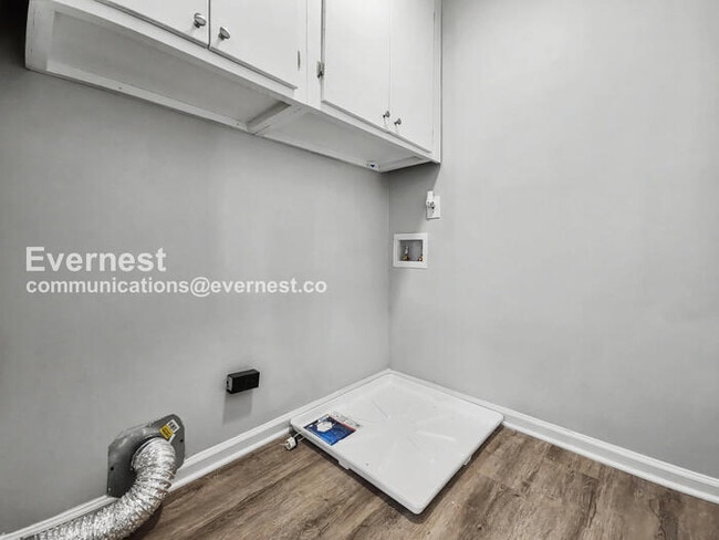 Building Photo - 3 Bed, 3 Bath with Fenced Yard & Garage / Pet-Friendly / Available Now!