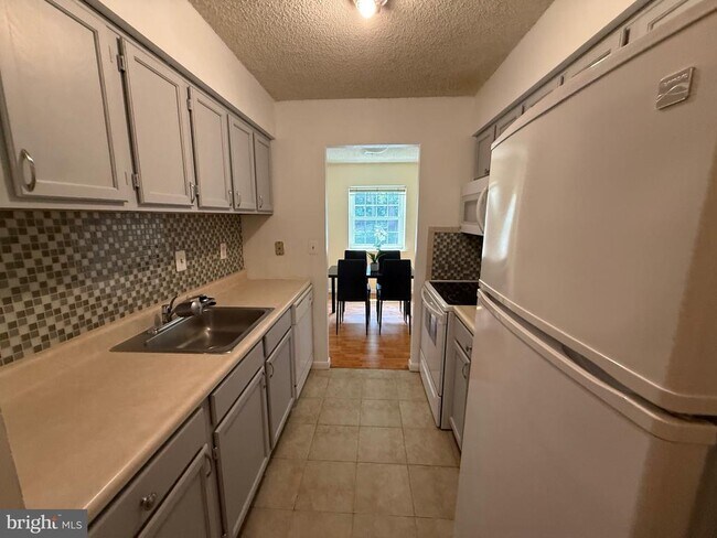 Building Photo - 3011 Valley Dr