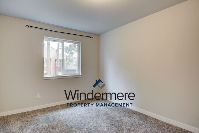 Building Photo - Newer Build 3 Bedroom 2.5 Bathroom Townhome