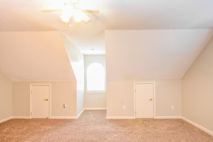 Building Photo - 2865 Pinnacle Dr