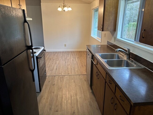 Building Photo - 5555/5545 Gill St