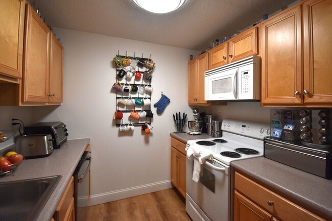 Building Photo - Reduced! Impeccably Maintained, Move-in Re...