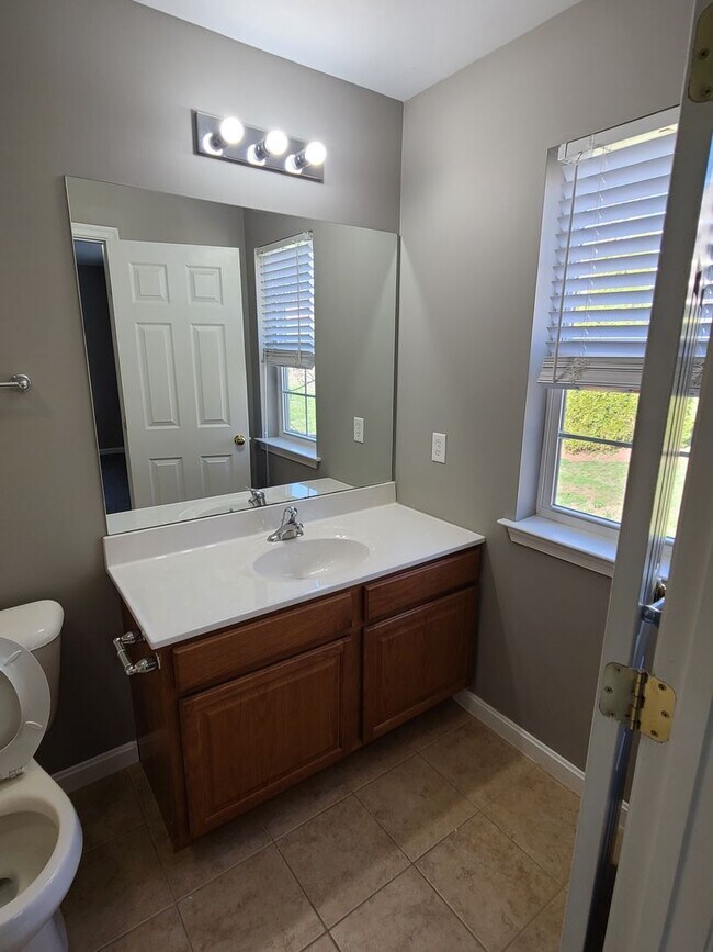 Building Photo - 3 bedroom,  2 1/2 bath town home in Waynesboro PA END UNIT