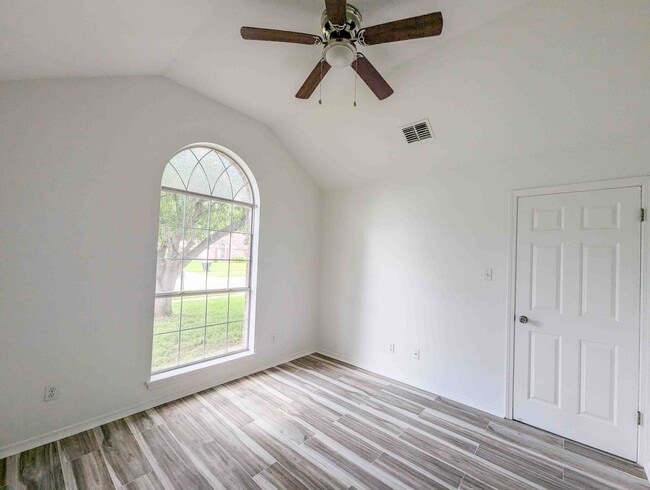 Building Photo - Move-in Ready 3 bed/ 2 bath home in South ...