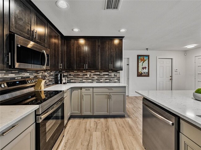 Building Photo - 7125 Shore Dr S