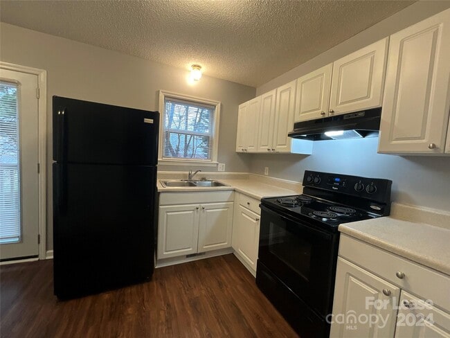 Building Photo - 206 W 15th St