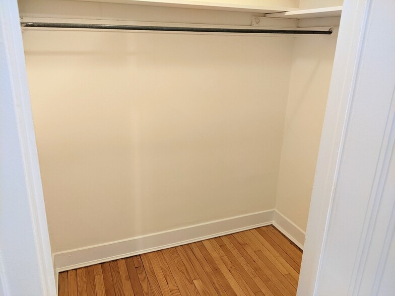 Building Photo - 729 Hinman Ave