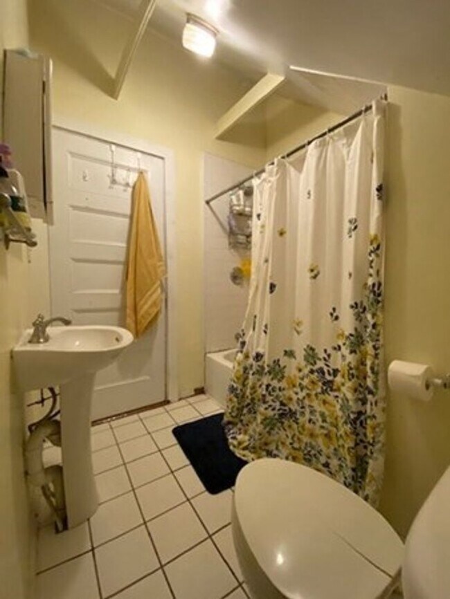 Building Photo - Central Mission Hill Location, Eat-in Kitchen, Massive Bedrooms, 2 Full Bathrooms, Laundry on a Site