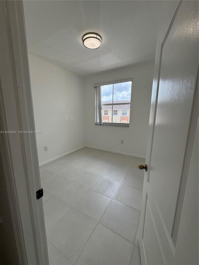 Building Photo - 1536 SE 25th St