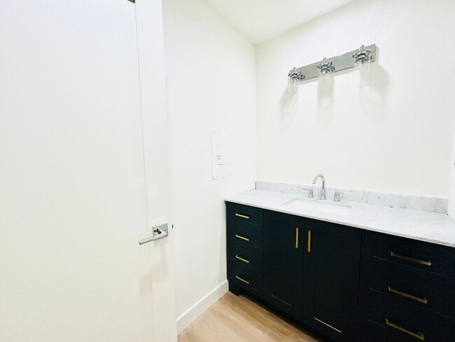 Building Photo - ven920