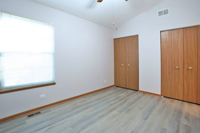 Building Photo - 724 Shady Oaks Ct