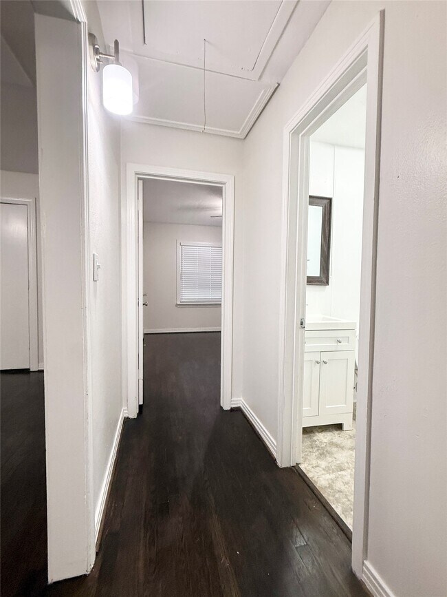 Building Photo - 832 S Anderson St