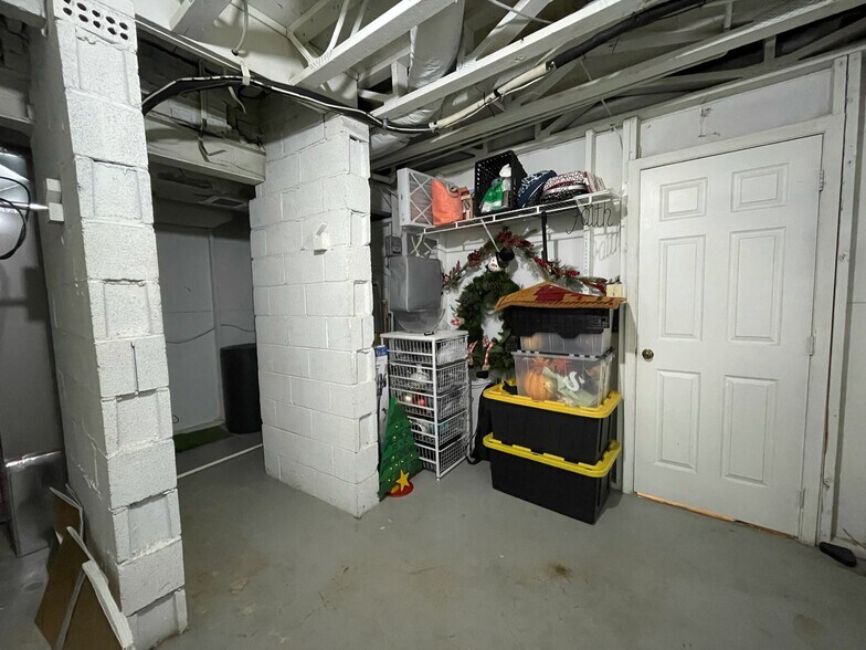 Building Photo - 15690 Pike Trail