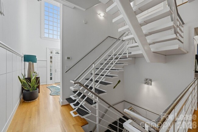 Building Photo - 1124 Dilworth Crescent Row