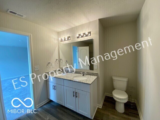 Building Photo - 2913 W Kings Cyn Dr