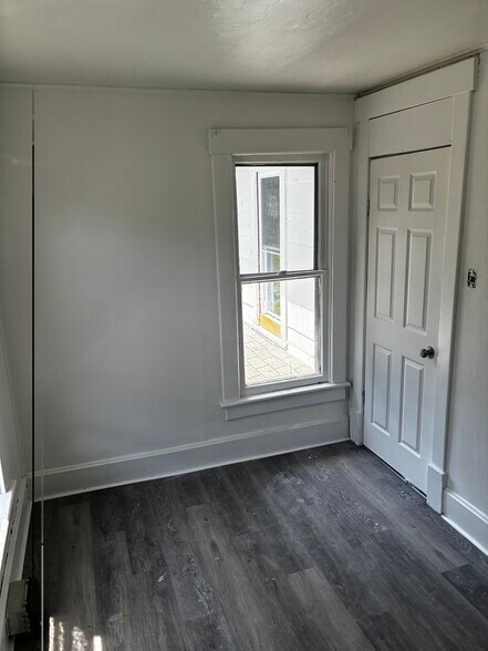 Building Photo - 636 Russell Ave