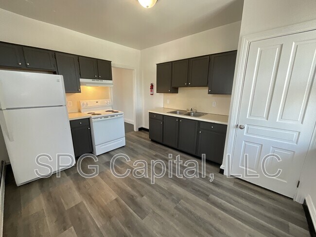 Building Photo - 164 S Pine St