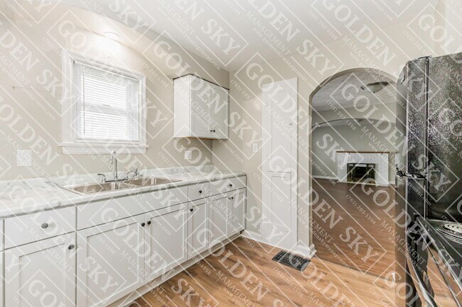 Building Photo - 206 W 13th St