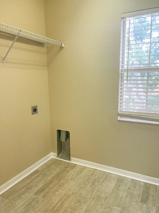 Building Photo - SPACIOUS 3 BED/ 2.5 BATH 2 STORY END UNIT TOWNHOUSE NESTLED IN THE QUIET COMMUNITY OF ST. CHARLES PL