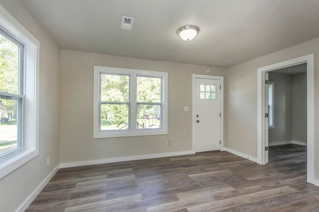 Building Photo - Wonderful 2 bedroom home with garage