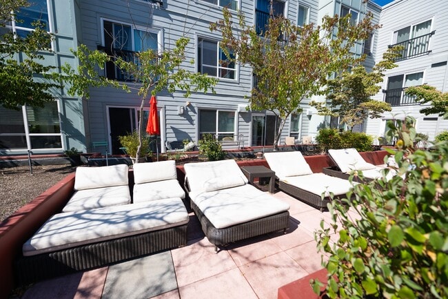 Building Photo - 424 N 85th St