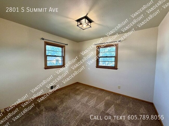 Building Photo - 2801 S Summit Ave