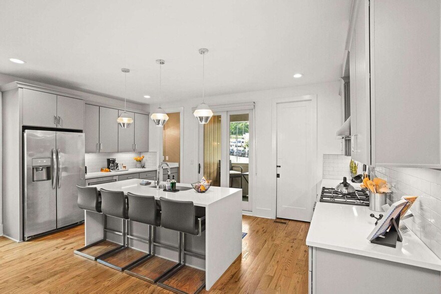 Building Photo - 770 E Argyle Ave