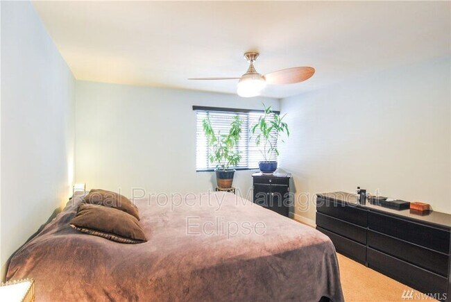 Building Photo - 3825 NE 155th Pl