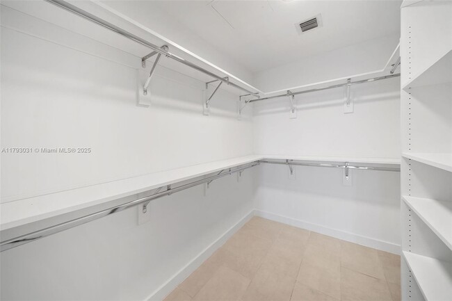 Building Photo - 2150 N Bayshore Dr