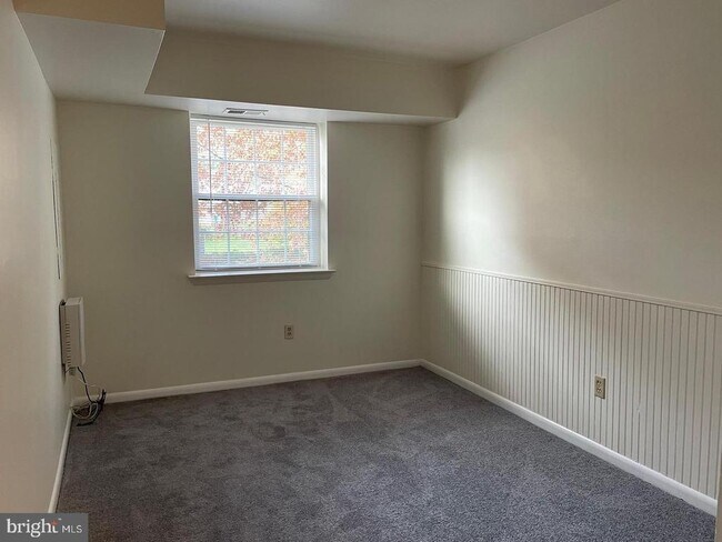 Building Photo - 3017 Valley Dr