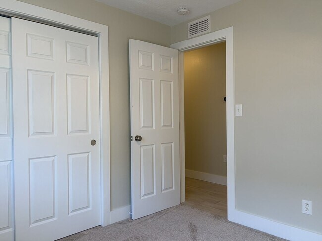 Building Photo - Freshly North St Pete 4 Bedroom Home