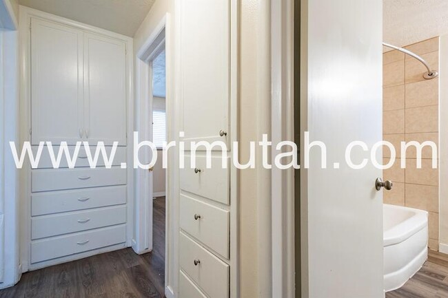 Building Photo - 226 W 400 N