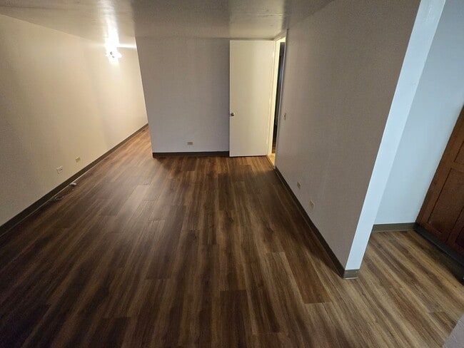 Building Photo - Upgraded 1 Bedroom, 1 Bath, 1 Parking, Con...