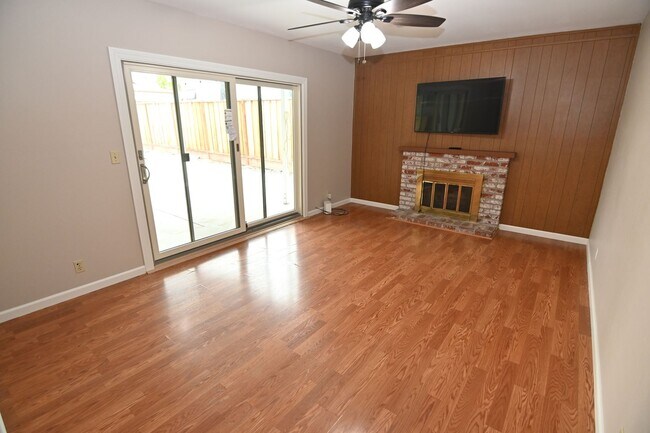 Building Photo - 1847 Yosemite Dr