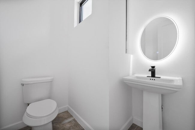 Building Photo - Spacious Townhouse in Dallas