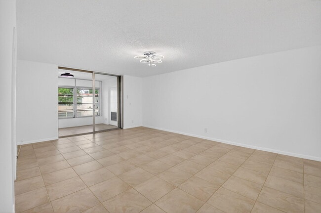 Building Photo - 10 Willowbrook Ln