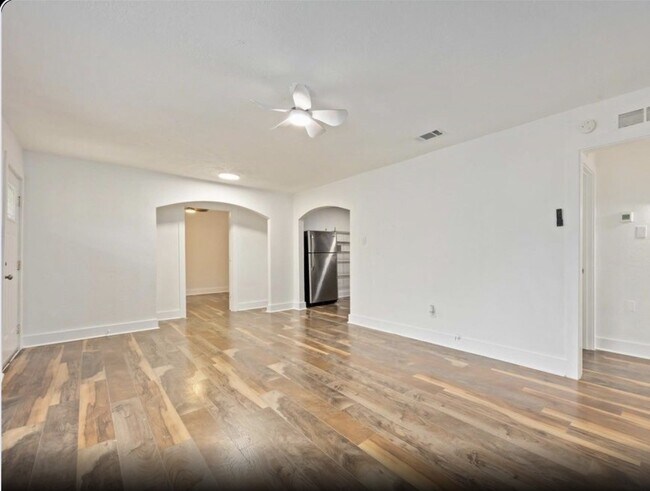 Building Photo - 6043 Lyndhurst Dr