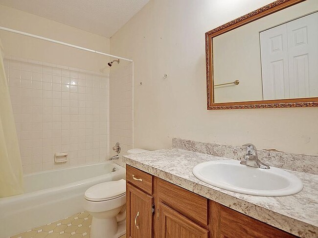 Hall Bathroom - 2907 Barrington Ln