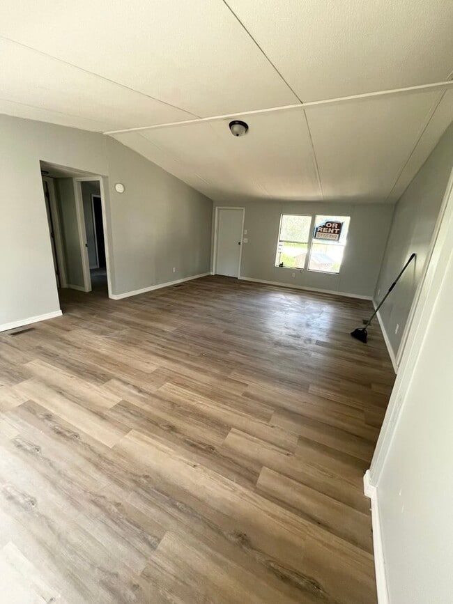 Building Photo - SPACIOUS 3BR/2BA Bushnell Home NO APPLICATION FEE!