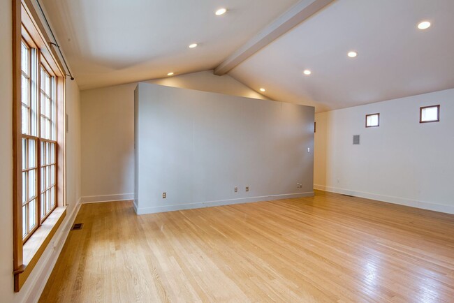 Building Photo - Welcome to your perfect rental in the hear...