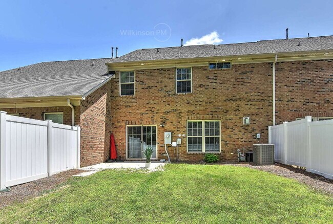 Building Photo - Sought-after 3BR/2.5BA Townhome in Desirab...
