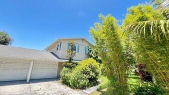 2 car Garage, driveway, lush green front yard. - 2025 S Ocean Dr