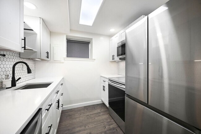 Building Photo - Dual-Entry Designer 2BR | In-Unit W/D | Pet Friendly & Parkside! Available now!