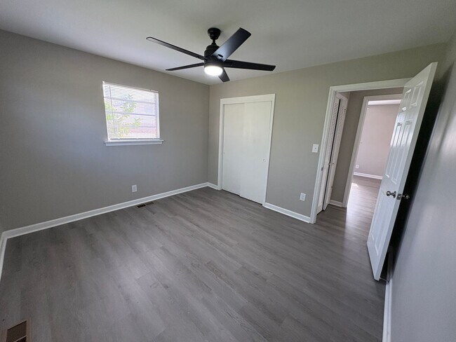 Building Photo - 3 Bed 1.5 Bath Brick House