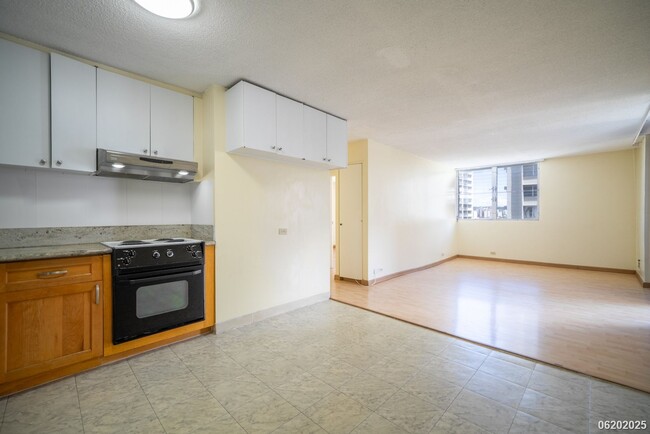 Building Photo - $2400 / 2 BD, 1 BA, 1 parking Condo in Hon...