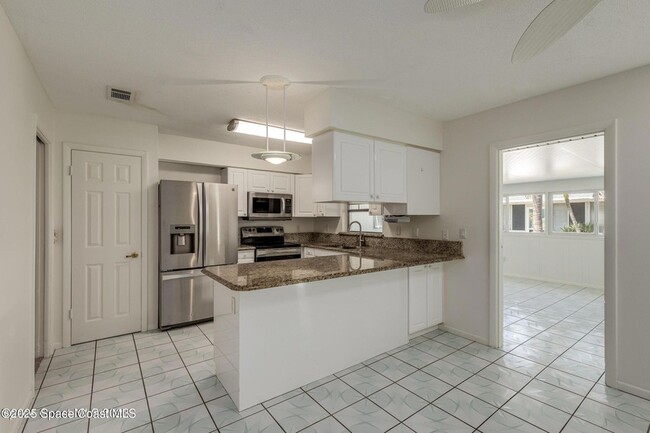 Building Photo - 302 Emerald Pl E