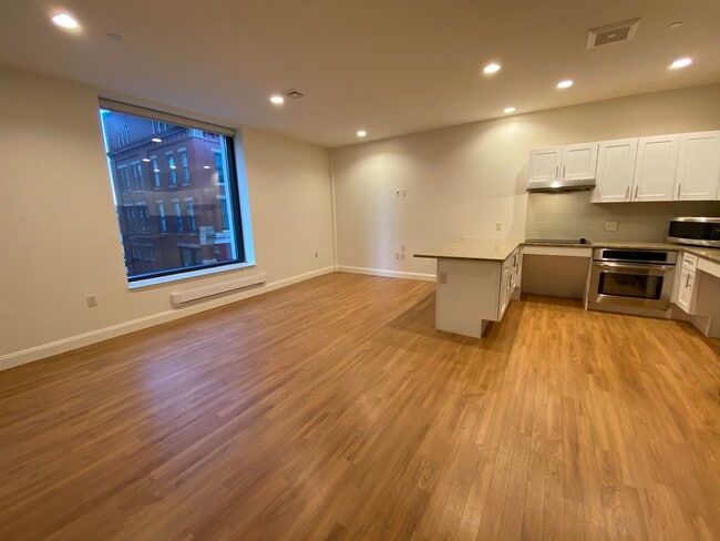 Building Photo - 875 Elm St