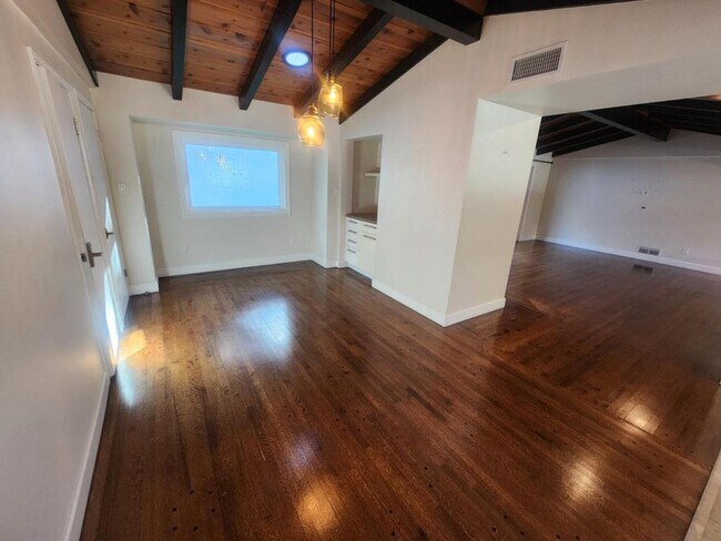 Building Photo - 9345 Golondrina Dr